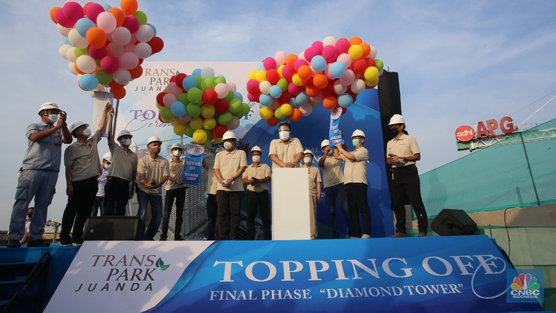 Chairman CT Corp, Chairul Tanjung melakukan seremonial Topping Off Final Phase Tower Diamond di Transpark Juanda Bekasi, Minggu, 17/10/2021. (CNBC Indonesia/Muhammad Sabki)) Chairman CT Corp, Chairul Tanjung melakukan seremonial Topping Off Final Phase Tower Diamond di Transpark Juanda Bekasi, Minggu, 17/10/2021. (CNBC Indonesia/Muhammad Sabki))