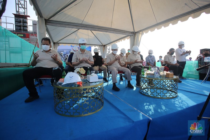 Chairman CT Corp, Chairul Tanjung melakukan seremonial Topping Off Final Phase Tower Diamond di Transpark Juanda Bekasi, Minggu, 17/10/2021. (CNBC Indonesia/Muhammad Sabki)) Chairman CT Corp, Chairul Tanjung melakukan seremonial Topping Off Final Phase Tower Diamond di Transpark Juanda Bekasi, Minggu, 17/10/2021. (CNBC Indonesia/Muhammad Sabki))
