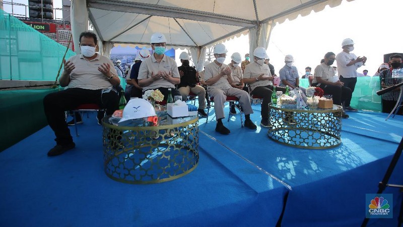 Chairman CT Corp, Chairul Tanjung melakukan seremonial Topping Off Final Phase Tower Diamond di Transpark Juanda Bekasi, Minggu, 17/10/2021.  (CNBC Indonesia/Muhammad Sabki))