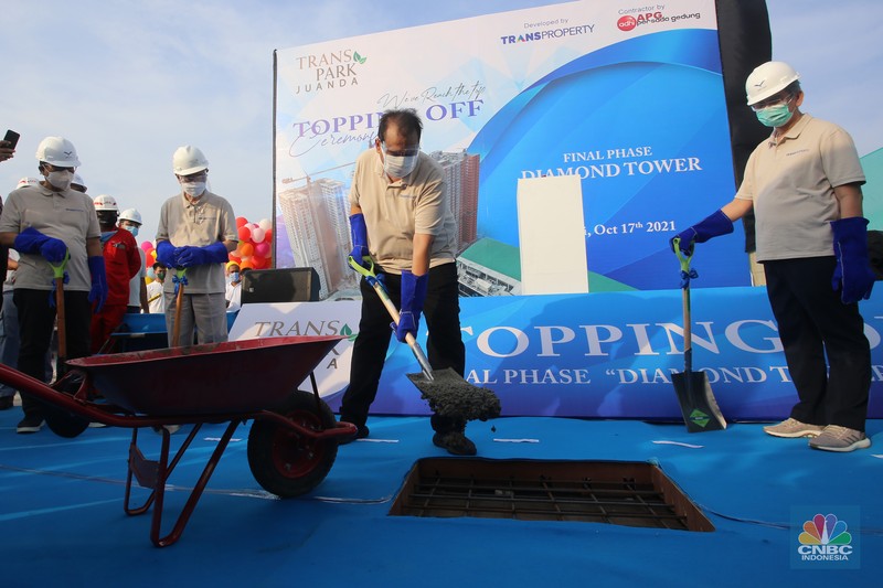 Chairman CT Corp, Chairul Tanjung melakukan seremonial Topping Off Final Phase Tower Diamond di Transpark Juanda Bekasi, Minggu, 17/10/2021. (CNBC Indonesia/Muhammad Sabki)) Chairman CT Corp, Chairul Tanjung melakukan seremonial Topping Off Final Phase Tower Diamond di Transpark Juanda Bekasi, Minggu, 17/10/2021. (CNBC Indonesia/Muhammad Sabki))