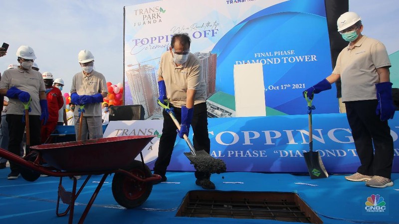 Chairman CT Corp, Chairul Tanjung melakukan seremonial Topping Off Final Phase Tower Diamond di Transpark Juanda Bekasi, Minggu, 17/10/2021.  (CNBC Indonesia/Muhammad Sabki))