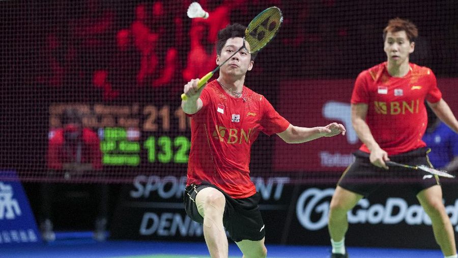 Indonesia's Anthony Sinisuka Ginting returns the shuttlecock to Denmark's Viktor Axelsen during a mens single match in the Thomas Cup mens team Badminton semifinal match between Denmark and Indonesia, in Aarhus, Denmark, Saturday Oct. 16, 2021. (Claus Fisker/Ritzau Scanpix via AP)