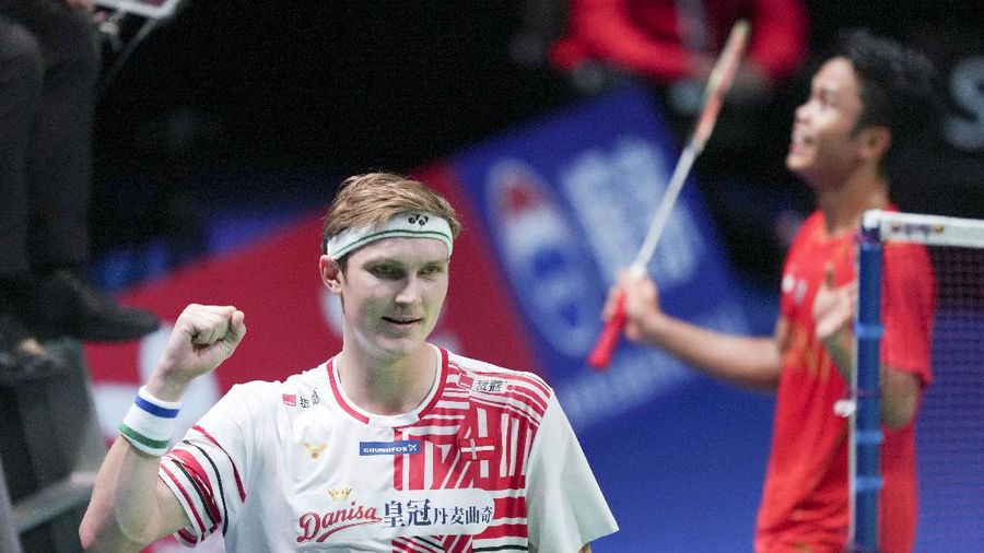 Indonesia's Anthony Sinisuka Ginting returns the shuttlecock to Denmark's Viktor Axelsen during a mens single match in the Thomas Cup mens team Badminton semifinal match between Denmark and Indonesia, in Aarhus, Denmark, Saturday Oct. 16, 2021. (Claus Fisker/Ritzau Scanpix via AP)