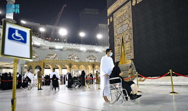 HEALTH-CORONAVIRUS/SAUDI Pilgrims perform the Fajr prayer without social distancing, after Saudi authorities announced the easing of coronavirus disease (COVID-19) restrictions, at the Grand Mosque in holy city of Mecca, Saudi Arabia, October 17, 2021. Saudi Press Agency/Handout via REUTERS ATTENTION EDITORS - THIS PICTURE WAS PROVIDED BY A THIRD PARTY