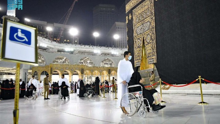 HEALTH-CORONAVIRUS/SAUDI Pilgrims perform Umrah without social distancing, after Saudi authorities announced the easing of coronavirus disease (COVID-19) restrictions, at the Grand Mosque in holy city of Mecca, Saudi Arabia, October 17, 2021. Saudi Press Agency/Handout via REUTERS ATTENTION EDITORS - THIS PICTURE WAS PROVIDED BY A THIRD PARTY