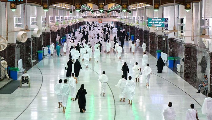 Pilgrims perform Umrah without social distancing, after Saudi authorities announced the easing of coronavirus disease (COVID-19) restrictions, at the Grand Mosque in holy city of Mecca, Saudi Arabia, October 17, 2021. Saudi Press Agency/Handout via REUTERS ATTENTION EDITORS - THIS PICTURE WAS PROVIDED BY A THIRD PARTY
