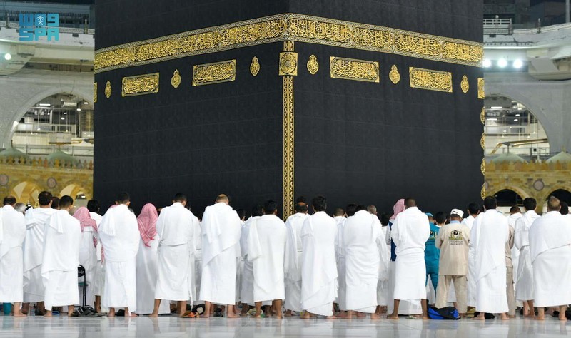 HEALTH-CORONAVIRUS/SAUDI Pilgrims perform the Fajr prayer without social distancing, after Saudi authorities announced the easing of coronavirus disease (COVID-19) restrictions, at the Grand Mosque in holy city of Mecca, Saudi Arabia, October 17, 2021. Saudi Press Agency/Handout via REUTERS ATTENTION EDITORS - THIS PICTURE WAS PROVIDED BY A THIRD PARTY
