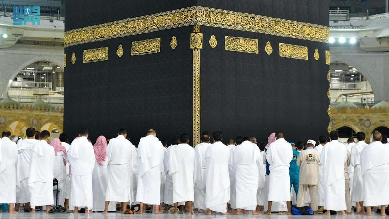 Pilgrims perform the Fajr prayer without social distancing, after Saudi authorities announced the easing of coronavirus disease (COVID-19) restrictions, at the Grand Mosque in holy city of Mecca, Saudi Arabia, October 17, 2021. Saudi Press Agency/Handout via REUTERS ATTENTION EDITORS - THIS PICTURE WAS PROVIDED BY A THIRD PARTY