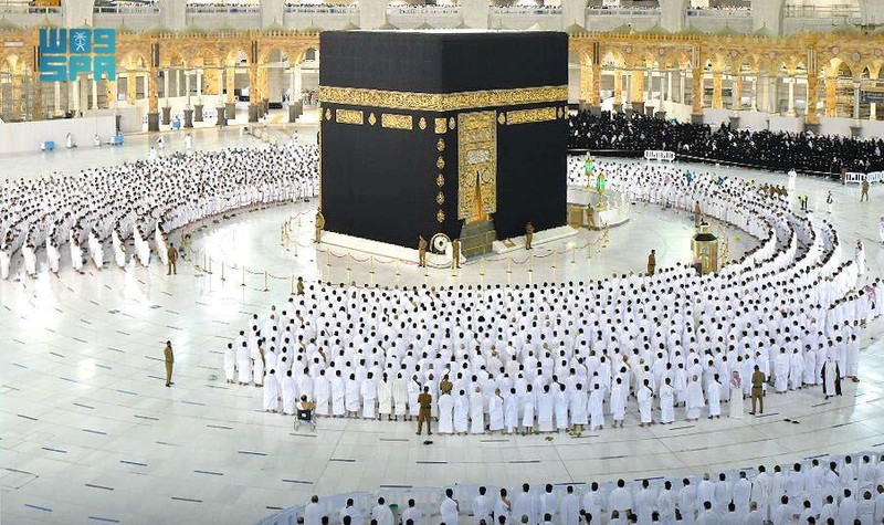 Pilgrims perform the Fajr prayer without social distancing, after Saudi authorities announced the easing of coronavirus disease (COVID-19) restrictions, at the Grand Mosque in holy city of Mecca, Saudi Arabia, October 17, 2021. Saudi Press Agency/Handout via REUTERS ATTENTION EDITORS - THIS PICTURE WAS PROVIDED BY A THIRD PARTY