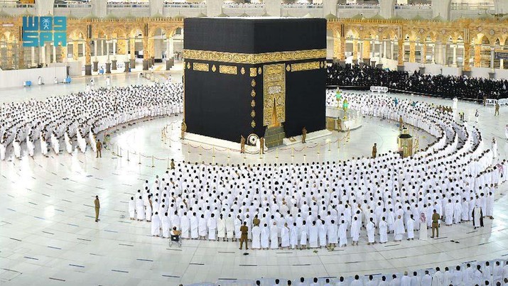 HEALTH-CORONAVIRUS/SAUDI Pilgrims perform the Fajr prayer without social distancing, after Saudi authorities announced the easing of coronavirus disease (COVID-19) restrictions, at the Grand Mosque in holy city of Mecca, Saudi Arabia, October 17, 2021. Saudi Press Agency/Handout via REUTERS ATTENTION EDITORS - THIS PICTURE WAS PROVIDED BY A THIRD PARTY
