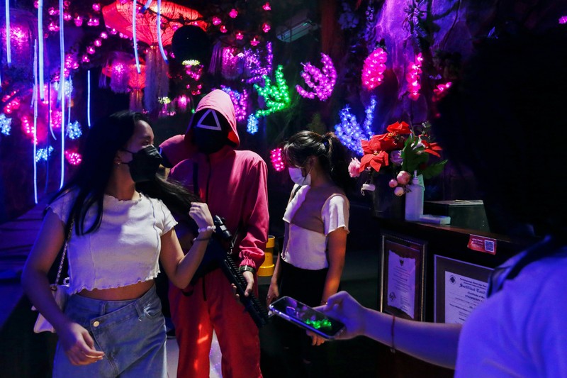 Customers play Squid Game's honeycomb toffee game at Strawberry Cafe in Jakarta, Indonesia, October 15, 2021. REUTERS/Ajeng Dinar Ulfiana     TPX IMAGES OF THE DAY