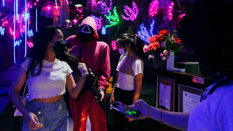 Customers play Squid Game's honeycomb toffee game at Strawberry Cafe in Jakarta, Indonesia, October 15, 2021. REUTERS/Ajeng Dinar Ulfiana     TPX IMAGES OF THE DAY