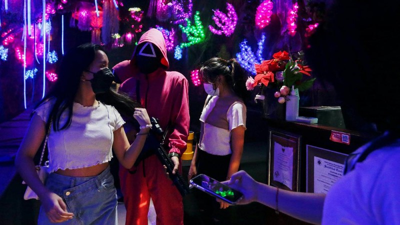Customers play Squid Game's honeycomb toffee game at Strawberry Cafe in Jakarta, Indonesia, October 15, 2021. REUTERS/Ajeng Dinar Ulfiana     TPX IMAGES OF THE DAY