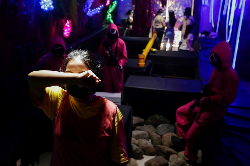 INDONESIA-DAILYLIFE/SQUIDGAME Customers play Squid Game's honeycomb toffee game at Strawberry Cafe in Jakarta, Indonesia, October 15, 2021. REUTERS/Ajeng Dinar Ulfiana TPX IMAGES OF THE DAY