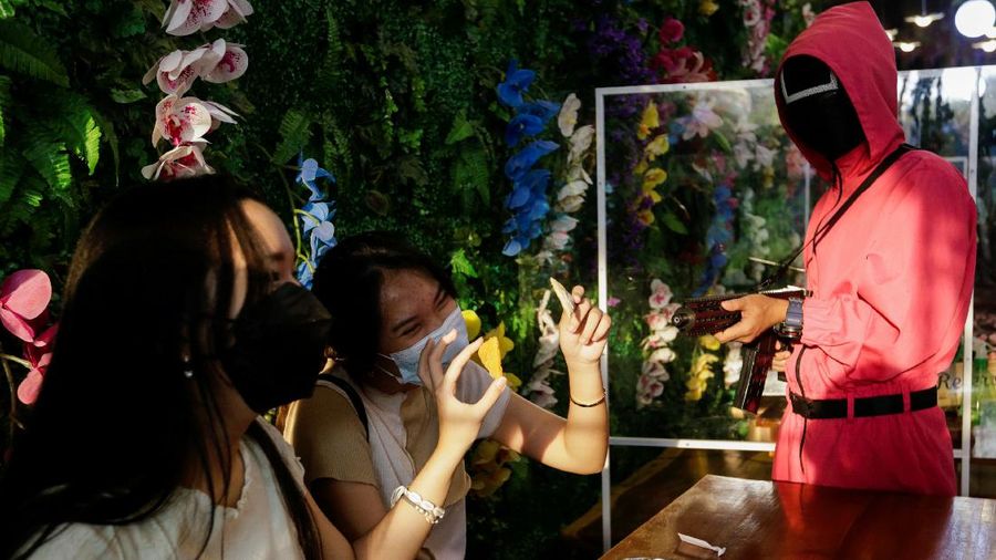 Customers play Squid Game's honeycomb toffee game at Strawberry Cafe in Jakarta, Indonesia, October 15, 2021. REUTERS/Ajeng Dinar Ulfiana     TPX IMAGES OF THE DAY