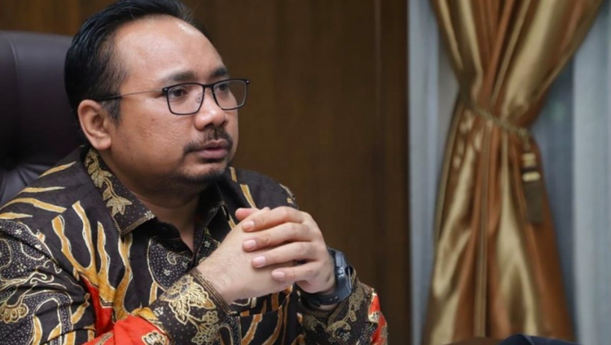 Model podiumda sikilishmoqda.