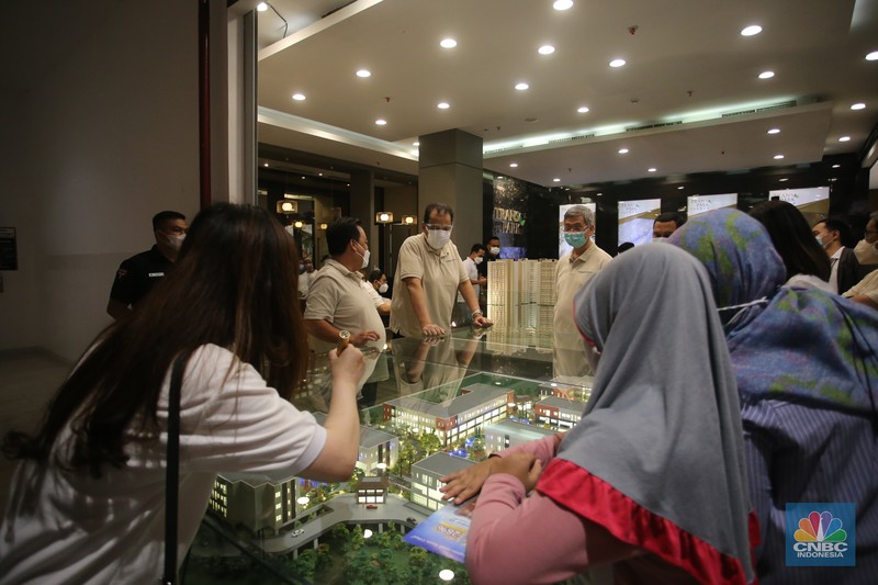 Chairman CT Corp, Chairul Tanjung melakukan seremonial Topping Off Final Phase Tower Diamond di Transpark Juanda Bekasi, Minggu, 17/10/2021.  (CNBC Indonesia/Muhammad Sabki))