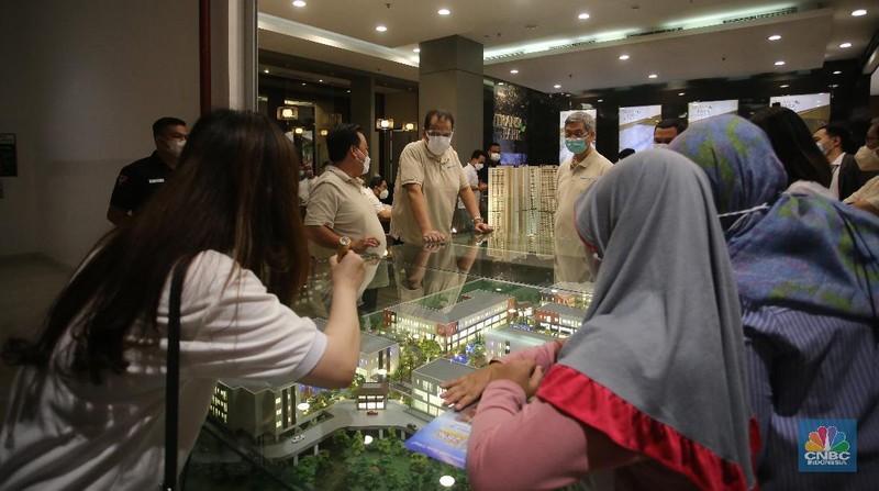 Chairman CT Corp, Chairul Tanjung melakukan seremonial Topping Off Final Phase Tower Diamond di Transpark Juanda Bekasi, Minggu, 17/10/2021.  (CNBC Indonesia/Muhammad Sabki))