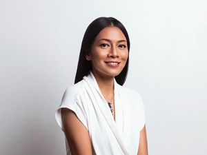 Bukan Menemani, Dee Lestari Ditemani Anak Nonton Xdinary Heroes