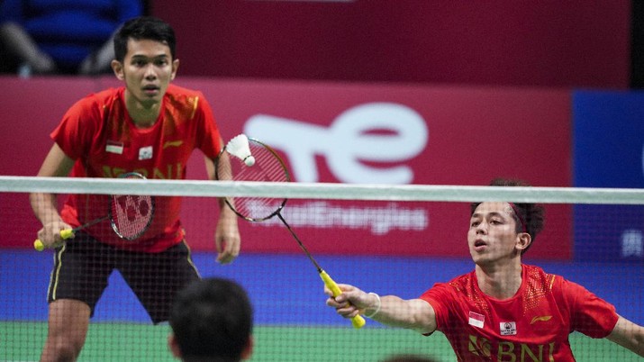 Fajar Alfian dan Muhammad Rian Ardianto mengalahkan pasangan China, He Jiting dan Zhou Ho Dong dua set langsung 21-12 dan 21-19. (AP/Claus Fisker) Fajar Alfian dan Muhammad Rian Ardianto mengalahkan pasangan China, He Jiting dan Zhou Ho Dong dua set langsung 21-12 dan 21-19. (AP/Claus Fisker)