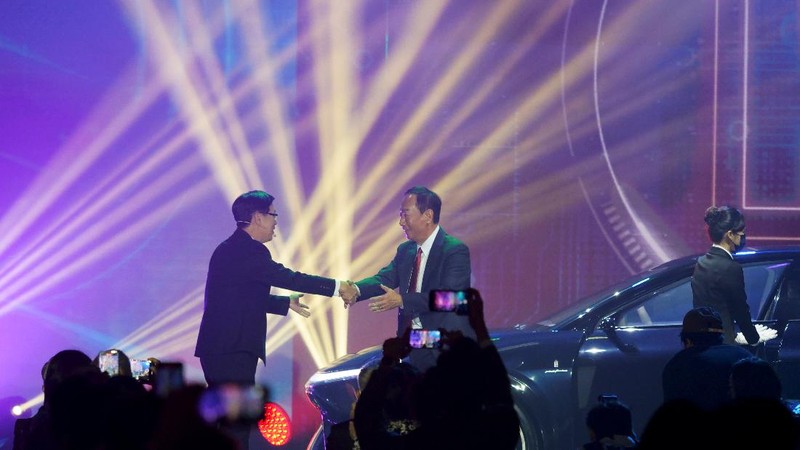 Foxconn Taiwan memamerkan tiga prototipe kendaraan listrik. (REUTERS/FABIAN HAMACHER)
