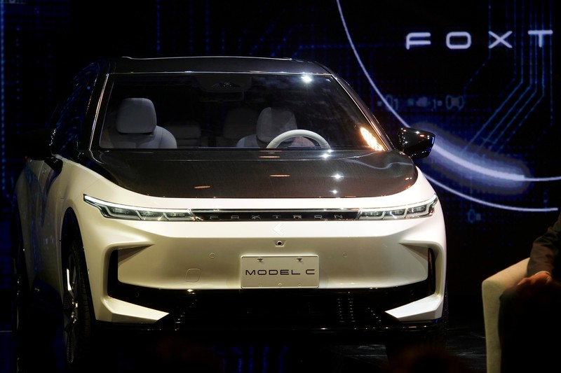 Foxconn Taiwan memamerkan tiga prototipe kendaraan listrik. (REUTERS/FABIAN HAMACHER) Foxconn Taiwan memamerkan tiga prototipe kendaraan listrik. (REUTERS/FABIAN HAMACHER)