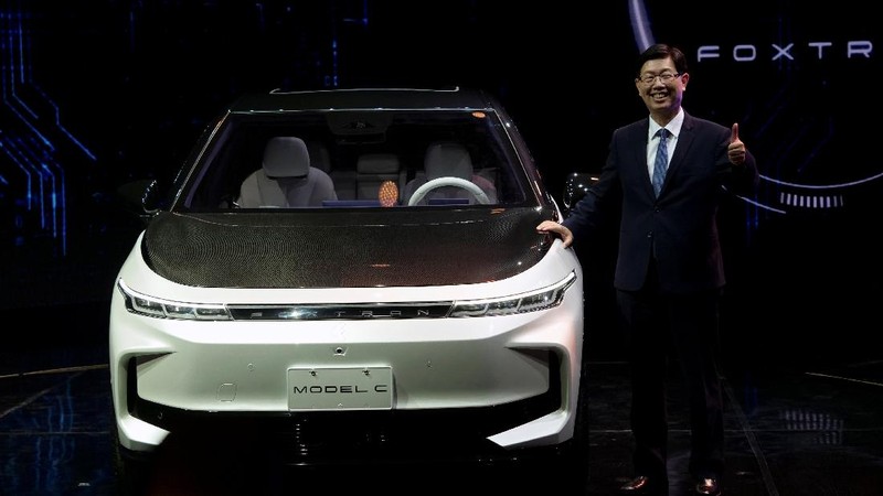 Foxconn Taiwan memamerkan tiga prototipe kendaraan listrik. (REUTERS/FABIAN HAMACHER)