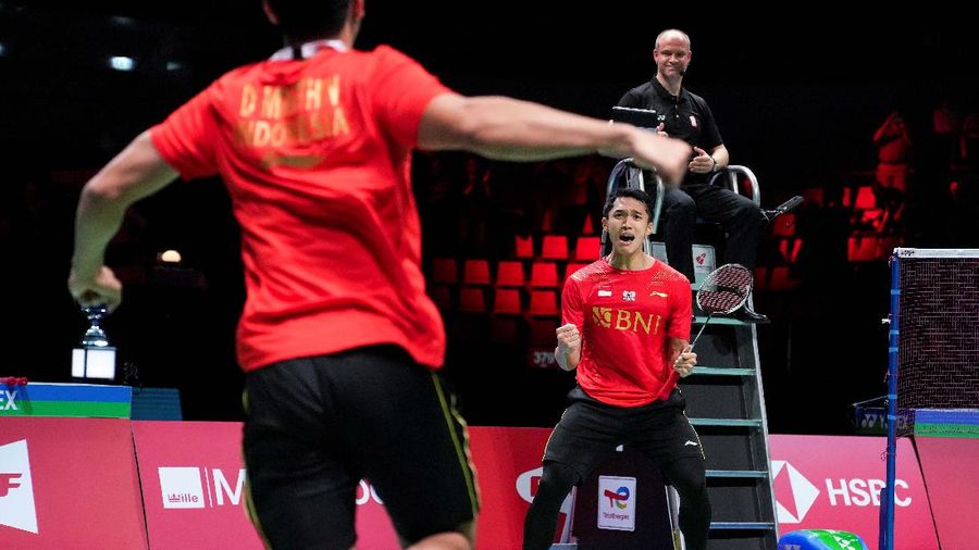 Pemain-pemain Indonesia merayakan juara Thomas Cup di podium. (Ritzau Scanpix via REUTERS/RITZAU SCANPIX)