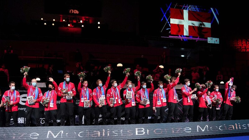 Pemain-pemain Indonesia merayakan juara Thomas Cup di podium. (Ritzau Scanpix via REUTERS/RITZAU SCANPIX)