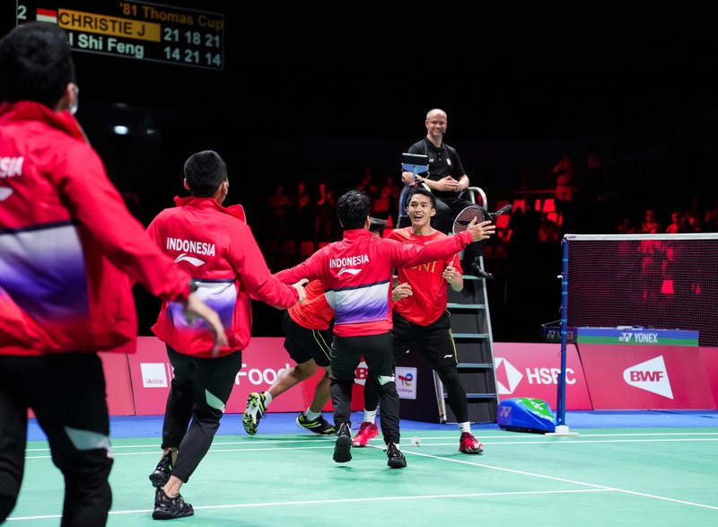 Pemain-pemain Indonesia merayakan juara Thomas Cup di podium. (Ritzau Scanpix via REUTERS/RITZAU SCANPIX) Pemain-pemain Indonesia merayakan juara Thomas Cup di podium. (Ritzau Scanpix via REUTERS/RITZAU SCANPIX)