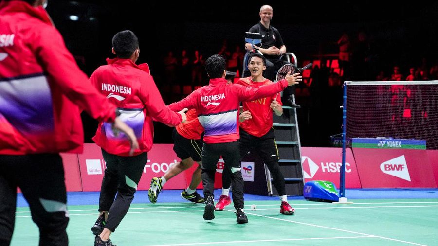 Pemain-pemain Indonesia merayakan juara Thomas Cup di podium. (Ritzau Scanpix via REUTERS/RITZAU SCANPIX)