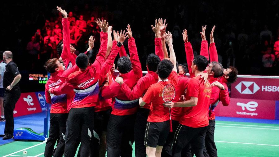 Pemain-pemain Indonesia merayakan juara Thomas Cup di podium. (Ritzau Scanpix via REUTERS/RITZAU SCANPIX)
