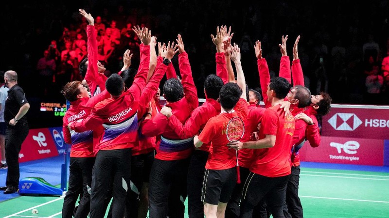 Pemain-pemain Indonesia merayakan juara Thomas Cup di podium. (Ritzau Scanpix via REUTERS/RITZAU SCANPIX)