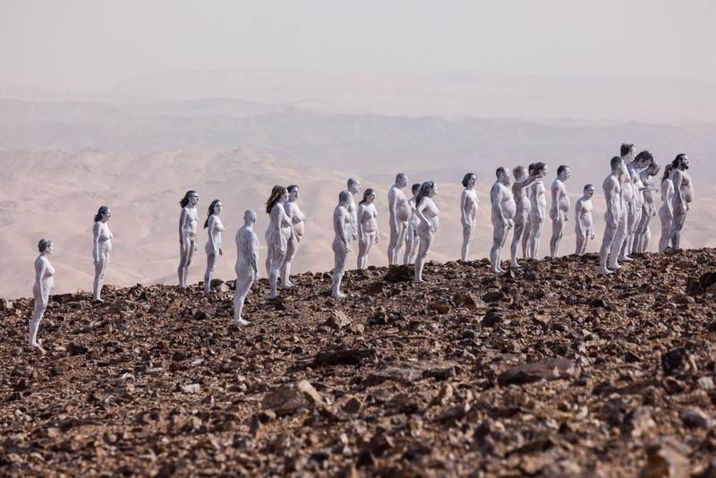 Peserta berpose telanjang untuk fotografer seni, Spencer Tunick, di Israel di samping Laut Mati. (REUTERS/AMIR COHEN) Peserta berpose telanjang untuk fotografer seni, Spencer Tunick, di Israel di samping Laut Mati. (REUTERS/AMIR COHEN)