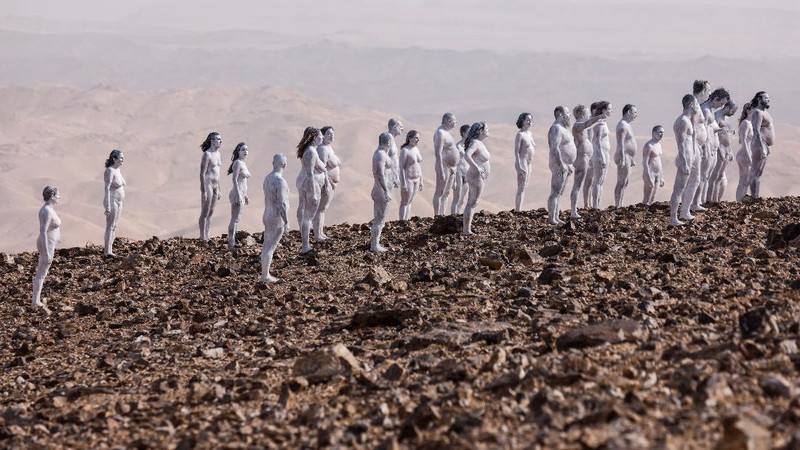 Peserta berpose telanjang untuk fotografer seni, Spencer Tunick, di Israel di samping Laut Mati. (REUTERS/AMIR COHEN)