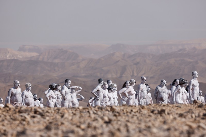 Peserta berpose telanjang untuk fotografer seni, Spencer Tunick, di Israel di samping Laut Mati. (REUTERS/AMIR COHEN)