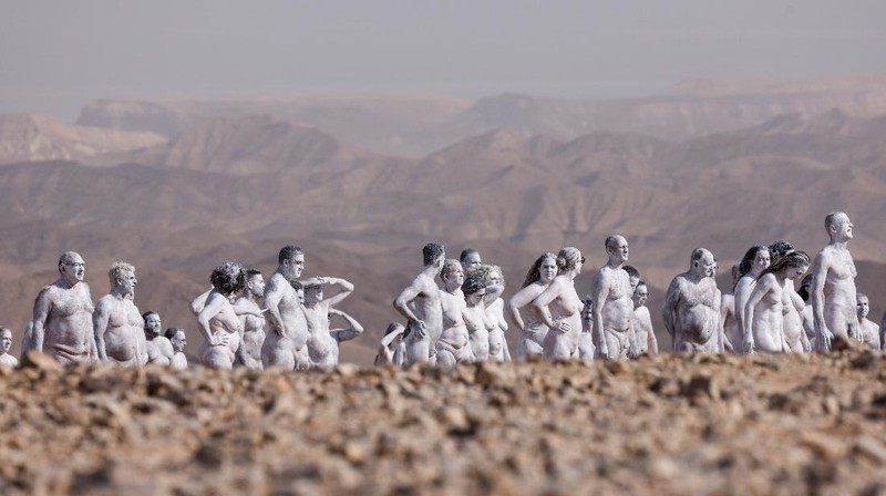 Peserta berpose telanjang untuk fotografer seni, Spencer Tunick, di Israel di samping Laut Mati. (REUTERS/AMIR COHEN)