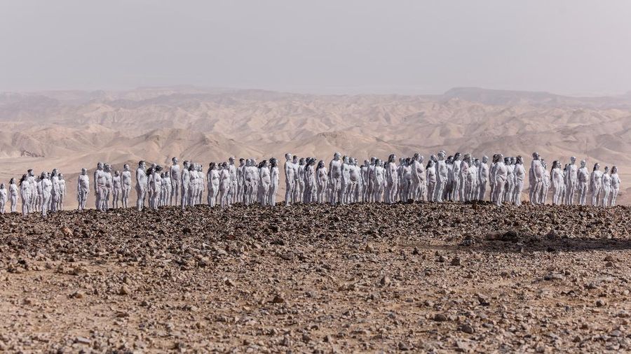 Peserta berpose telanjang untuk fotografer seni, Spencer Tunick, di Israel di samping Laut Mati. (REUTERS/AMIR COHEN)