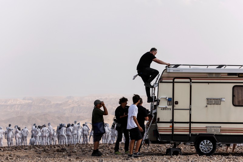 Peserta berpose telanjang untuk fotografer seni, Spencer Tunick, di Israel di samping Laut Mati. (REUTERS/AMIR COHEN) Peserta berpose telanjang untuk fotografer seni, Spencer Tunick, di Israel di samping Laut Mati. (REUTERS/AMIR COHEN)