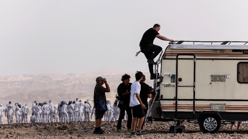 Peserta berpose telanjang untuk fotografer seni, Spencer Tunick, di Israel di samping Laut Mati. (REUTERS/AMIR COHEN)