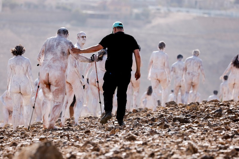 Peserta berpose telanjang untuk fotografer seni, Spencer Tunick, di Israel di samping Laut Mati. (REUTERS/AMIR COHEN)