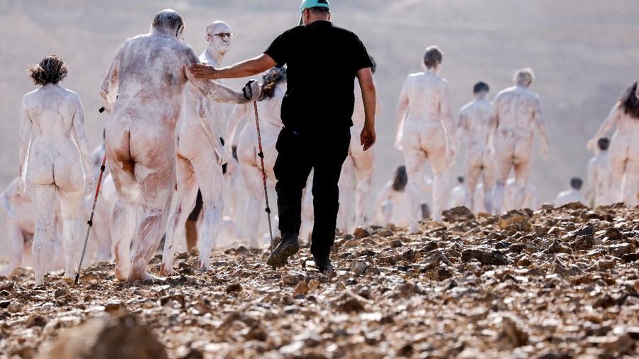 Peserta berpose telanjang untuk fotografer seni, Spencer Tunick, di Israel di samping Laut Mati. (REUTERS/AMIR COHEN)
