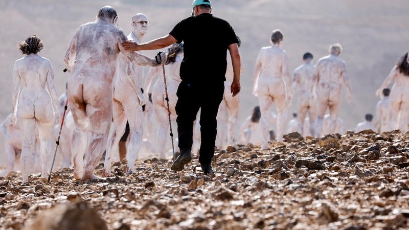 Peserta berpose telanjang untuk fotografer seni, Spencer Tunick, di Israel di samping Laut Mati. (REUTERS/AMIR COHEN)