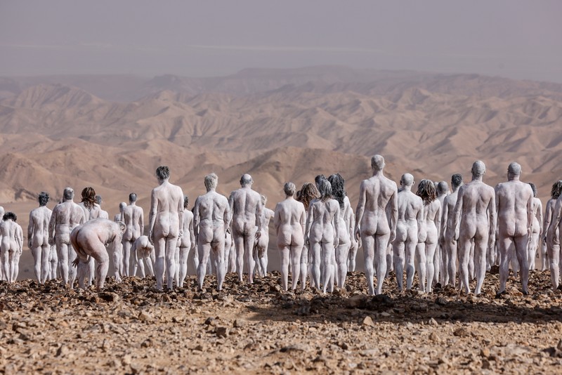 Peserta berpose telanjang untuk fotografer seni, Spencer Tunick, di Israel di samping Laut Mati. (REUTERS/AMIR COHEN) Peserta berpose telanjang untuk fotografer seni, Spencer Tunick, di Israel di samping Laut Mati. (REUTERS/AMIR COHEN)