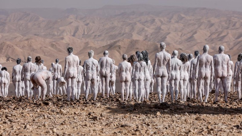 Peserta berpose telanjang untuk fotografer seni, Spencer Tunick, di Israel di samping Laut Mati. (REUTERS/AMIR COHEN)