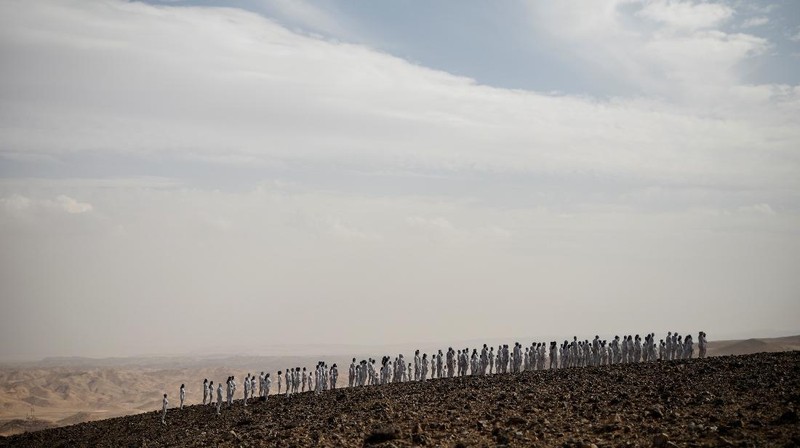 Peserta berpose telanjang untuk fotografer seni, Spencer Tunick, di Israel di samping Laut Mati. (REUTERS/AMIR COHEN)