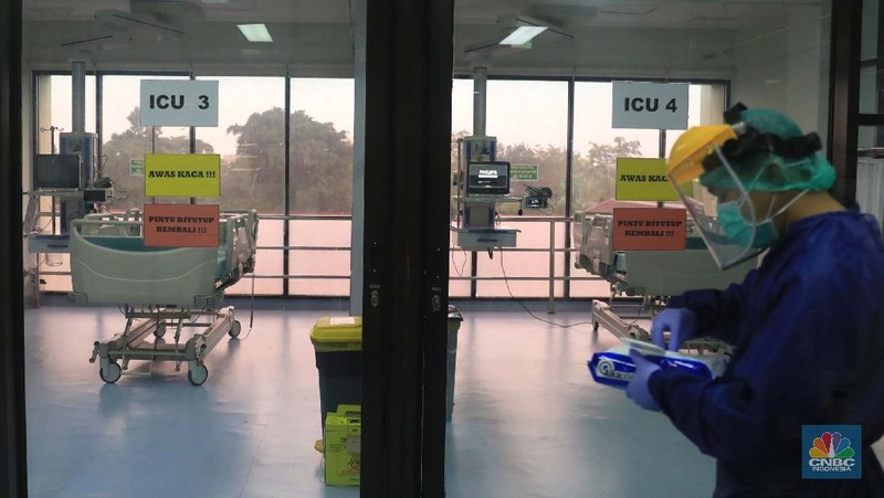 RSUD Depok melakukan bersih bersih setelah [enurunan kasus Covid-19. (CNBC Indonesia/Muhammad Sabki)