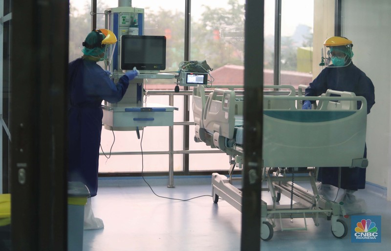 RSUD Depok melakukan bersih bersih setelah [enurunan kasus Covid-19. (CNBC Indonesia/Muhammad Sabki)