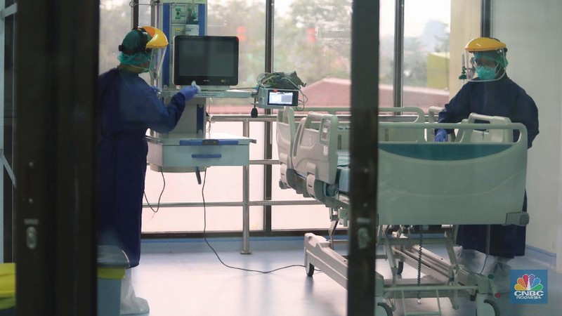 RSUD Depok melakukan bersih bersih setelah [enurunan kasus Covid-19. (CNBC Indonesia/Muhammad Sabki)