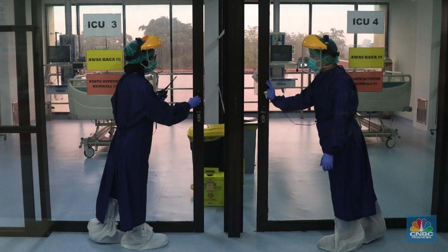 RSUD Depok melakukan bersih bersih setelah [enurunan kasus Covid-19. (CNBC Indonesia/Muhammad Sabki)